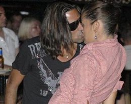 OZAN'LA HERKESİN İÇİNDE SEVİŞTİ, HAYATI DEĞİŞTİ...