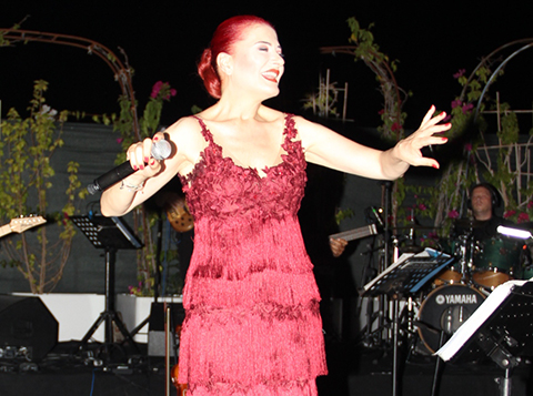 Candan Erçetin...TATİL VE KONSER BİR ARADA!