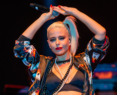 Simge...SAĞANAK YAĞMUR ALTINDA KONSER!