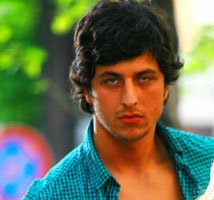 Uğur Karakurt,.. "TEK HAYALİM SEZEN AKSU'NUN KLİBİNDE OYNAMAK!