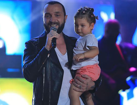 Berkay...KIZIYLA SAHNEDE!