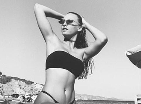 Serenay Sarıkaya...BİKİNİLİ PERŞEMBE KLASİĞİ!