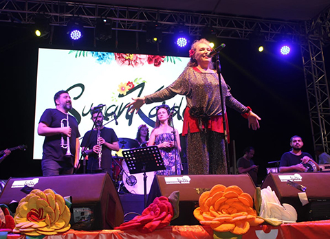 Suzan Kardeş...'ZAFER' KONSERİNE 'İZMİR MARŞI'YLA BAŞLADI!