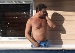 Beyaz... MENDİLİN İPEKLİSİ, ERKEĞİN GÖBEKLİSİ!