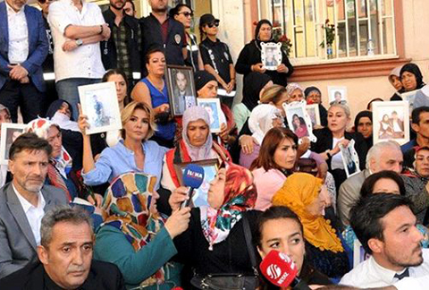 ÜNLÜLER EYLEM YAPAN ANNELERİ ZİYARET ETTİ!