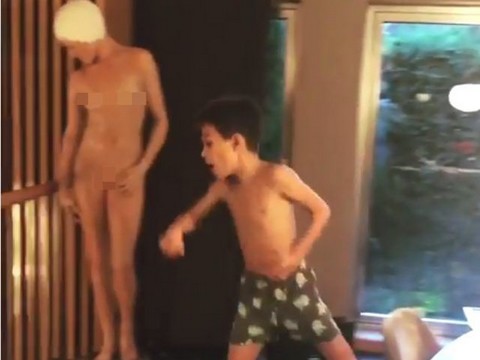 Cem Yılmaz... OĞLU KEMAL'İN DANS VİDEOSUNDAKİ ÇIPLAK MANKEN İSYAN ETTTİRDİ!..