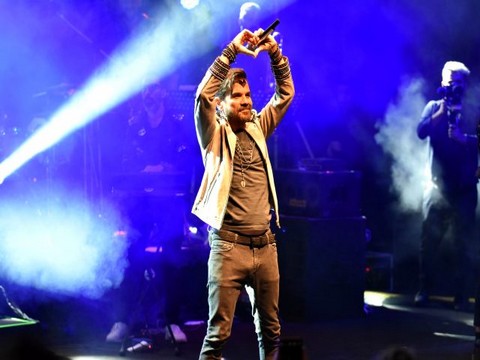 Kenan Doğulu... BURSA'DA RAKS-I ENDAM