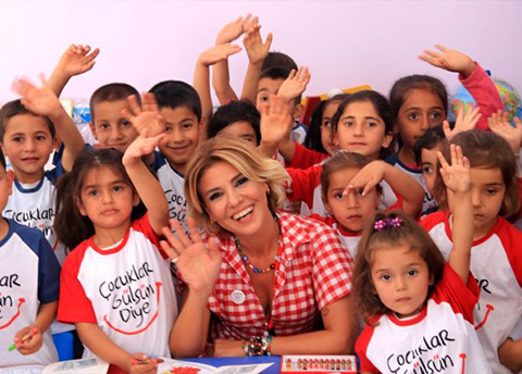 Gülben Ergen...'ÇOCUKLAR GÜLSÜN DİYE' 39. OKUL!
