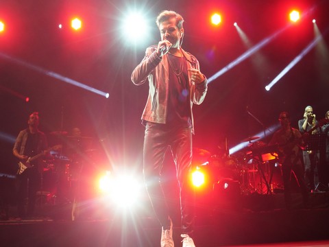 Kenan Doğulu... İZMİR'DE COŞKULU KONSER!..