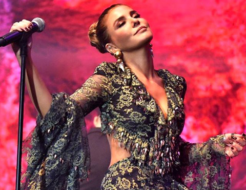 Gülben Ergen... BOĞAZDA BACAK ŞOV!..