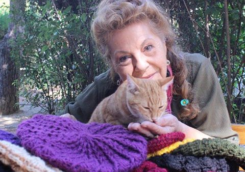 Fatma Belgen...SOKAK HAYVANLARI İÇİN BERE SATIYOR!