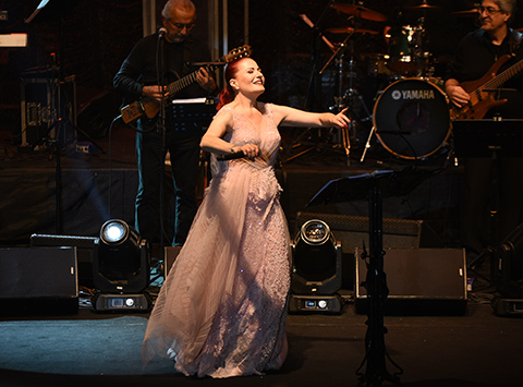 Candan Erçetin...BURSA'DA MEHMETÇİK İÇİN SÖYLEDİ!