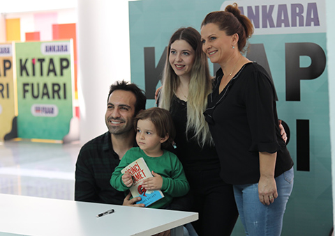 Buğra Gülsoy...İLK İMZA GÜNÜ BAŞKENT'TE!