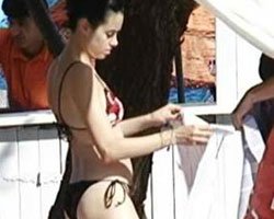 Özgü Namal... BİKİNİSİYLE GÖRÜNTÜLENDİ!