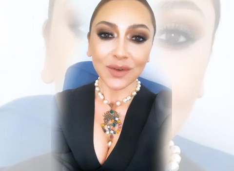 Hadise...DOĞUM GÜNÜ DEKOLTESİ!