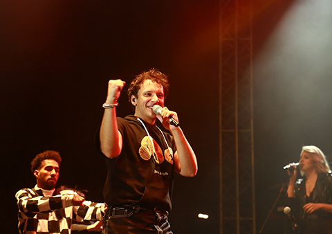 Edis...GENÇ KIZLARIN GÖZDESİ İZMİR'DE!