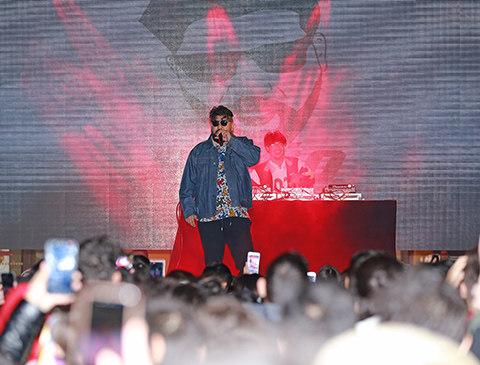 RAP’Çİ EYPİO SAHNEDE ÇİFTETETELLİ OYNATTI!