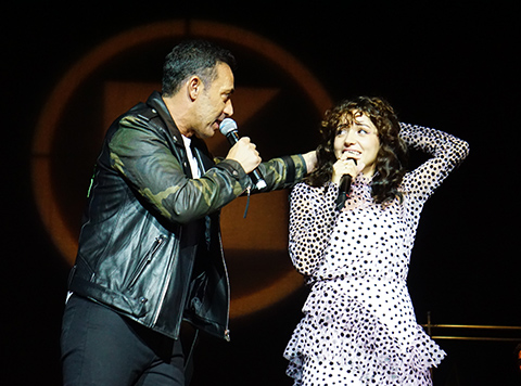 Zeynep Bastık...MUSTİ'DEN 'MOD' JESTİ!