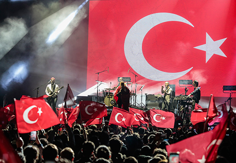 Athena...SULTANAHMET'TE BİNLERCE BAYRAK ALTINDA!