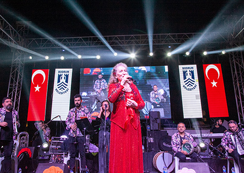 Suzan Kardeş...CUMHURİYET KONSERİNE ÖZEL REPERTUVAR!