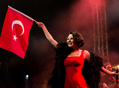 Göksel...ÇOŞKULU BAYRAM KONSERİ!