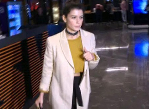 Beren Saat Doğulu...MUHABİRLERLE KÖŞE KAPMACA, TUVALETE SAKLANDI!