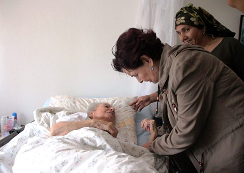 Fatma Girik...EVİNE DÖNDÜ, HASTA ANNESİYLE HASRET GİDERDİ!