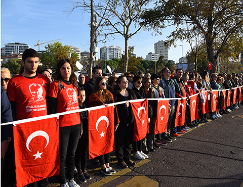 KADIKÖY'DE ATA'YA SAYGI ZİNCİRİ!