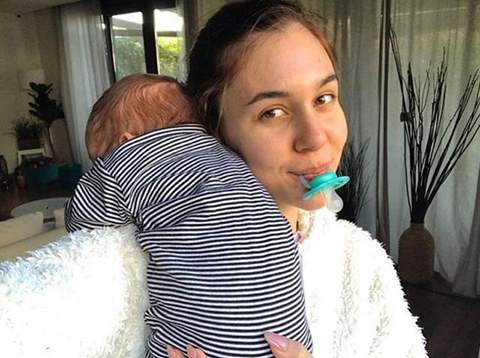 Berfu Yenenler...ANNELİĞİNİ ELEŞTİRENLERE İSYAN ETTİ!