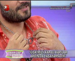 Hüsnü Şenlendirici... DENİZ SEKİ İÇİN KELEPÇELİ KOLYE TAKIYOR!