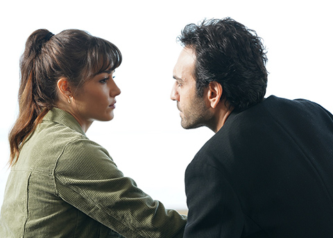 Azize...ALPANLAR'IN EVİNDE SIKIŞIP KALIR!