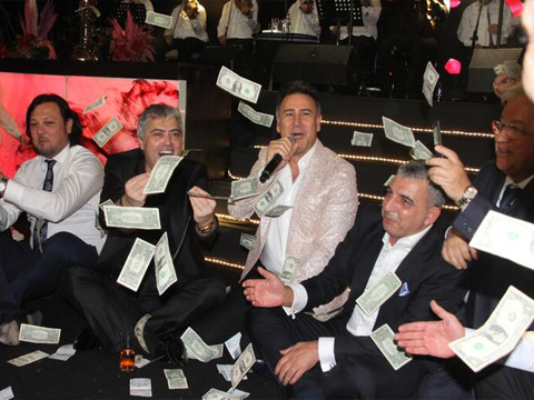 BU DÜĞÜNE DOLAR YAĞMURU DEĞİL PASTA DAMGA VURDU!