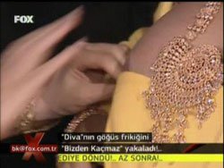 Bülent Ersoy... GÖĞSÜ DIŞARI FIRLADI!