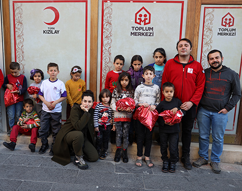 Hande Doğandemir...MARDİN'DE GÖÇMEN ÇOCUKLARIN YÜZÜNÜ GÜLDÜRDÜ!