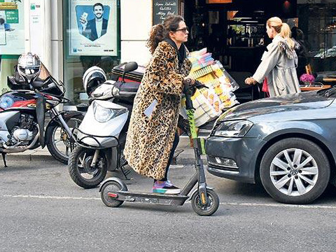 Özge Özpirinçci...SCOOTER AŞKINA!