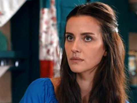 İrem Helvacıoğlu...CESUR MİNİSİ İLE GÖZ DOLDURDU!