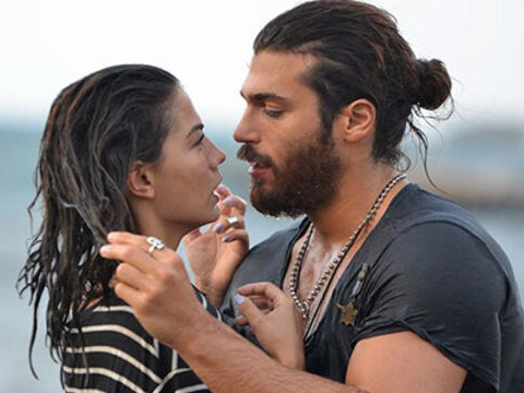 Can Yaman... SEYİRCİ SORMALI SEVİŞİYOR MU SEVİŞMİYOR MU DİYE?