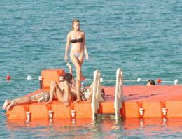 Tuğba Ünsal... DENİZDE BABA ACISINI UNUTMAYA ÇALIŞIYOR...