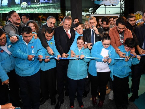 Tebessüm Kahvesi... ÜSKÜDAR’IN 2. GÖNÜL MERKEZİ AÇILIŞINDA SANATÇI YAĞMURU!..