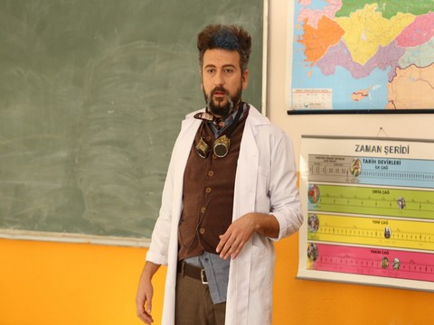 Burak Alkaş...  "MÜEZZİN CEMİL" ROLÜYLE TERS KÖŞE YAPTI!..