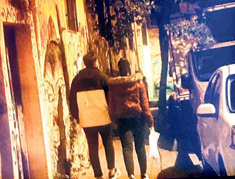 Tuvana Türkay...SET ARKADAŞIYLA EL ELE!