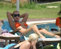 Seda Sayan... BİKİNİLİ GÖRÜNTÜ VERMEKTEN KURTULAMADI!