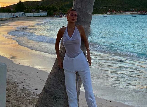 Bella Hadid...CESUR DEKOLTE!