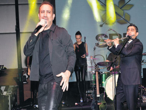 Haluk Levent...PATRONU ORKESTRAYA DAVET ETTİ...