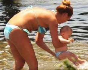 Pinar Altuğ... SU BEBEKLE DENİZ KEYFİ!