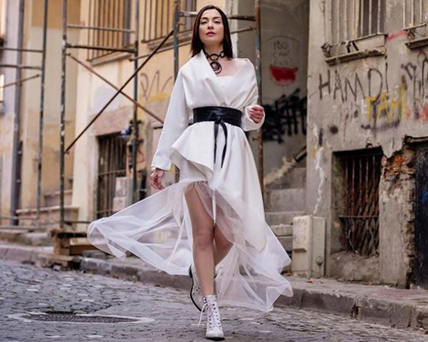 Arzu Yanardağ...'CAHİLLİĞİN VERDİĞİ ÖZGÜVENDEN TİKSİNİYORUM!'