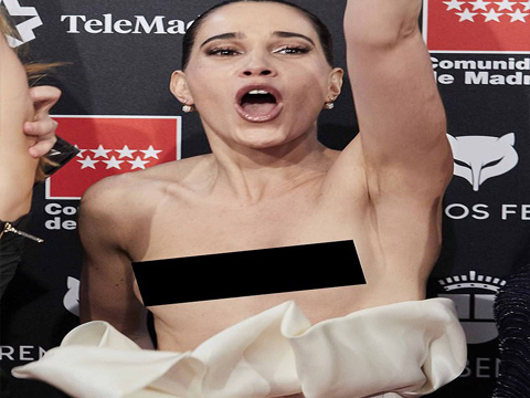 Celia Freijeiro …TALİHSİZ KAZA! ELBİSESİ CANLI YAYINDA DÜŞTÜ