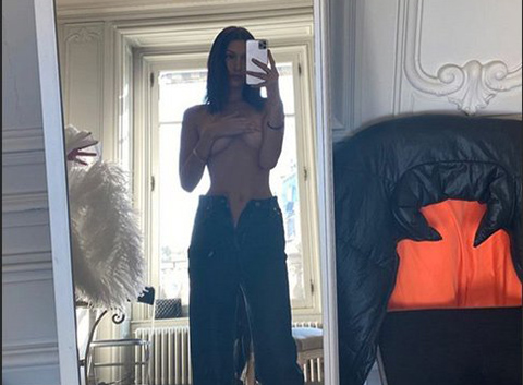 Bella Hadid...ÜSTSÜZ POZ!
