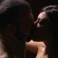 sevişme sahneleriyle olay yaratan Selen Görgüzel... "YASTIK ARAMIZDA DEĞİL, BEYNİMİZDEYDİ"!