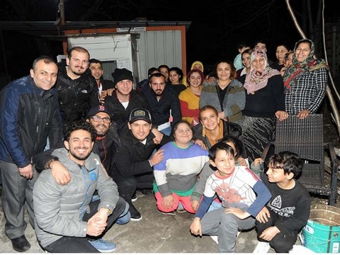 ÜNLÜ İSİMLER ”SOKAKLAR GÜLSÜN” DİYE KOLLARI SIVADI!..